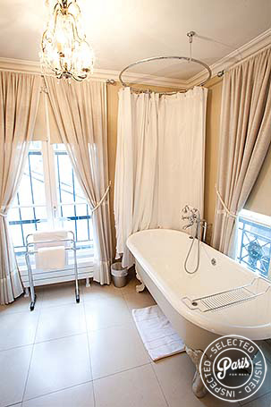 Bathroom with bathtub at Marais Elegance, vacation rental in Paris, Marais