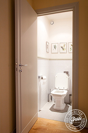Separate toilet at Marais Elegance, vacation rental in Paris, Marais