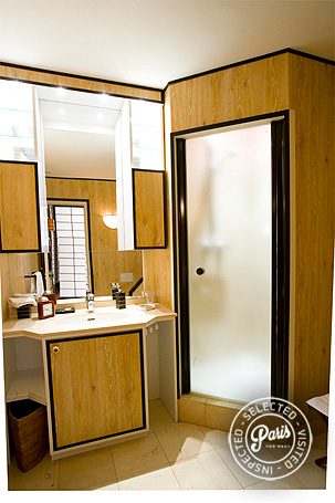 Second bathroom with stand-up shower at Rive Gauche, vacation rental in Paris, Saint Germain