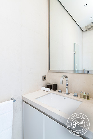 Ensuite bathroom at Elysee Garden, apartment rental in Paris, Champs-Elysées 