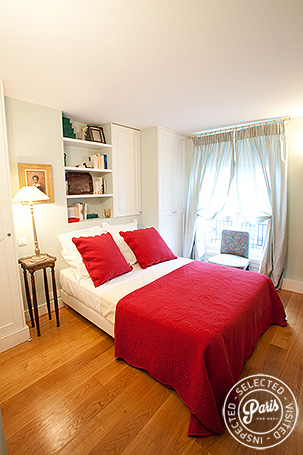 Mater bedroom with queen bed at Marais Elegance, Paris holiday rental, Marais