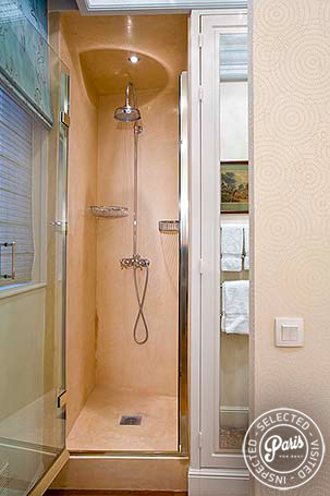 Bathroom with stand-up shower at Notre Dame, vacation rental in Paris, Latin Quarter
