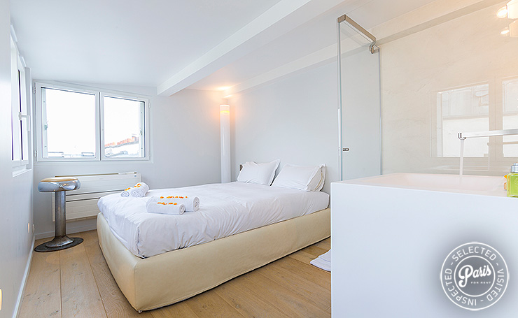 Bedroom with queen size bed at Marais Skyline, vacation rental in Paris, Marais