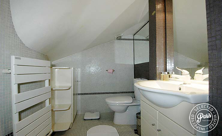 Bathroom at Place Bourg, apartment for rent in Paris, Marais