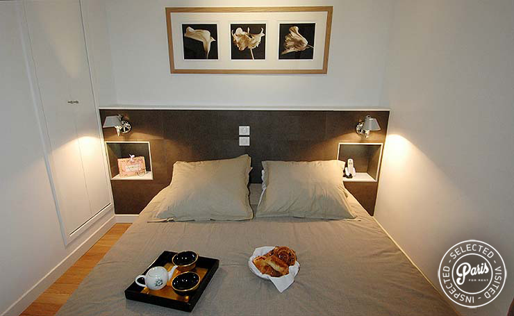 Master bedroom with queen-size bed at Bourg Suite, Paris holiday rental, Marais
