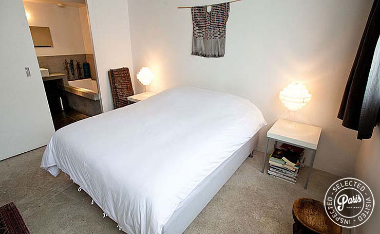 queen-size bed in master bedroom at Paris Townhouse, Paris flat rental, 10th district