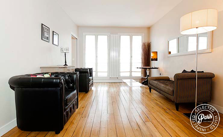 Living area with hardwood floor at Mouffetard 2, vacation rental in Paris, Latin Quarter