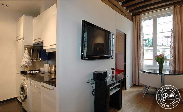 Kitchen and dining area at Bourg Suite, Paris holiday rental, Marais