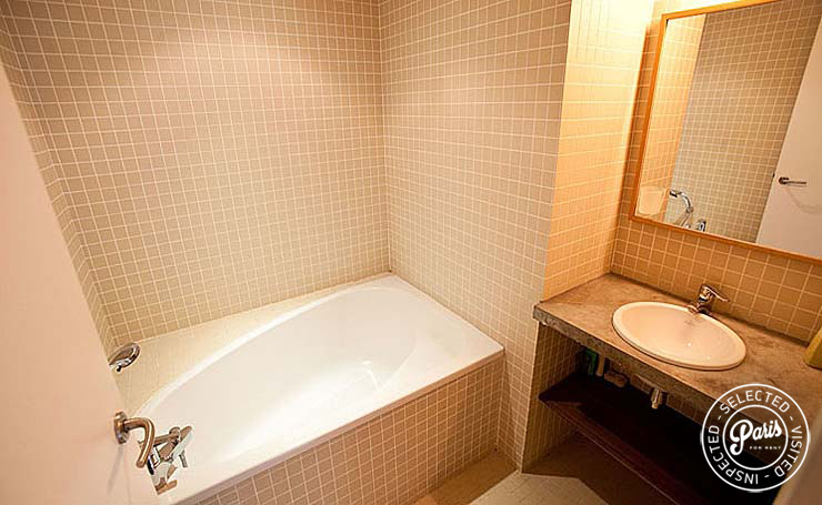 Bathroom with bathtub at Paris Townhouse, Paris vacation rental, 10th district
