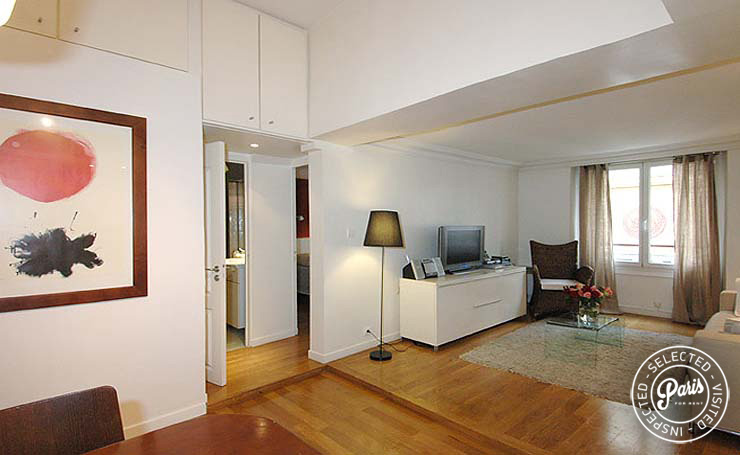 Living room with computer desk at Place bourg, Paris vacation rental, Marais