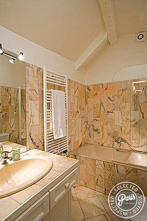 Master bedroom with bathtub at Bourg 2, Paris vacation rental, Marais