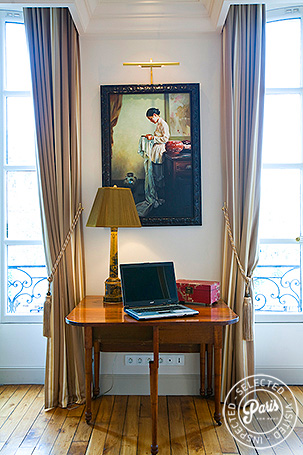 Small desk at Notre Dame, apartment for rent in Paris, Latin Quarter