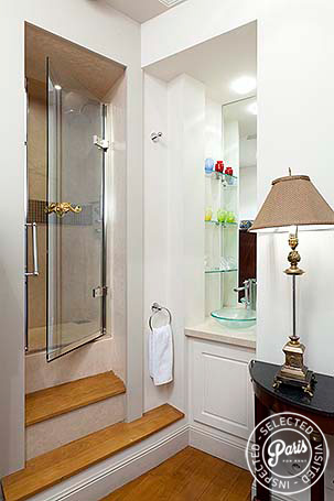 En-suite bathroom at Notre Dame, apartment for rent in Paris, Latin Quarter