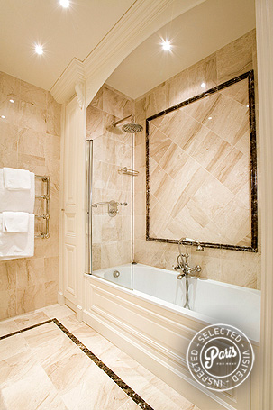 Bathtub in Bathroom at Trocadero Palace, vacation rental in Paris, Champs Elysées 