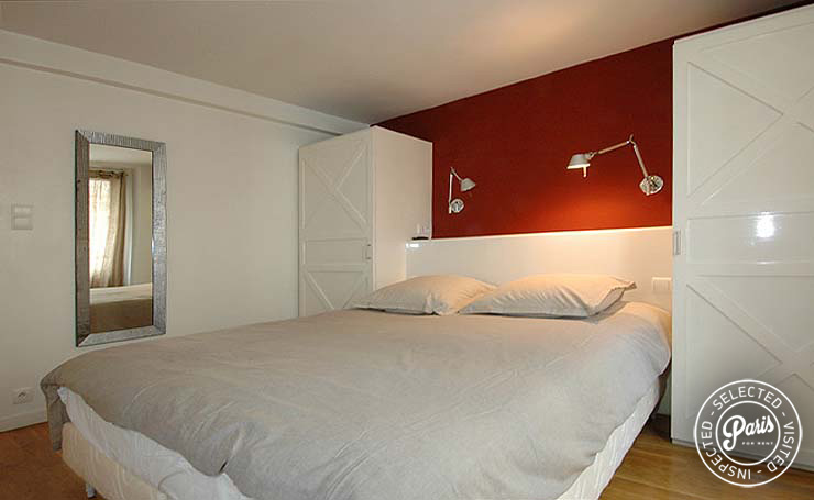 Bedroom with queen size bed at Place Bourg, vacation rental in Paris, Marais