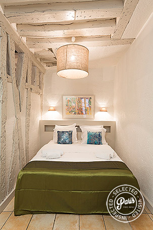 Bedroom with queen size bed at Bourg, vacation rental in Paris, Marais