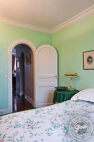 Second bedroom with queen-size bed at Montmartre Amelie, Paris vacation rental, Montmartre