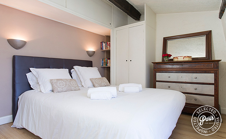 Master bedroom at Bourg 2, apartment for rent in Paris, Marais