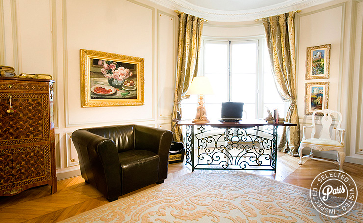 Desk in living room at Trocadero Palace, apartment rental in Paris, Champs Elysées 