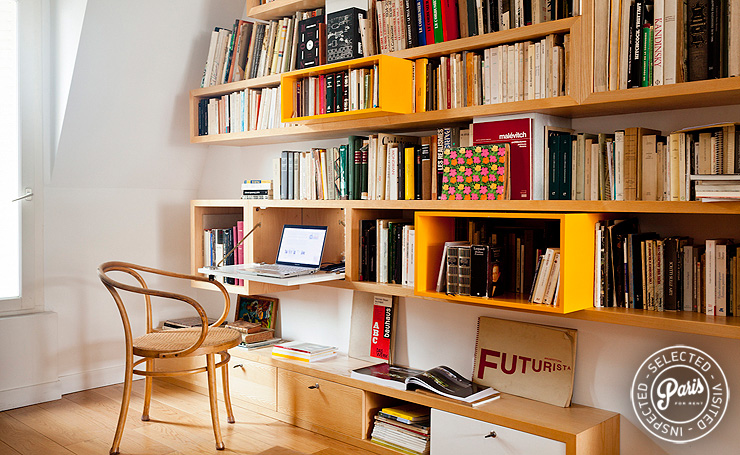Bookshelf in living room at Marais Tournelles, Paris vacation rental, Marais
