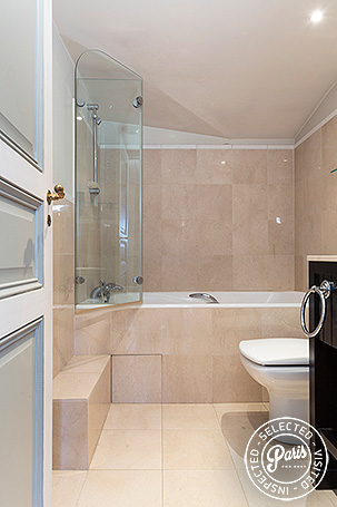 bathroom with bathtub at Madeleine Terrace, Paris apartment rental, Opera-Vendome