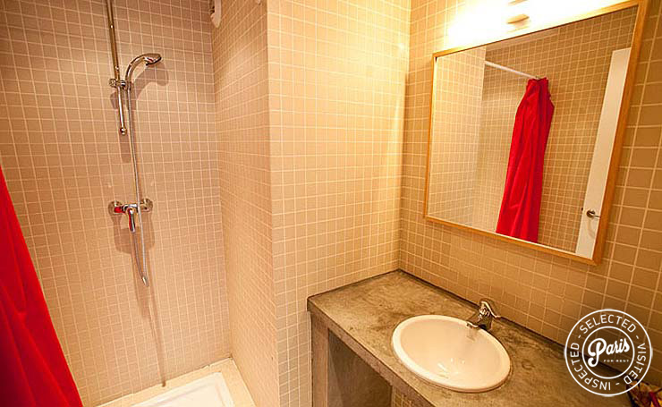 Bathroom with stand-up shower at Paris Townhouse, Paris flat rental, 10th district