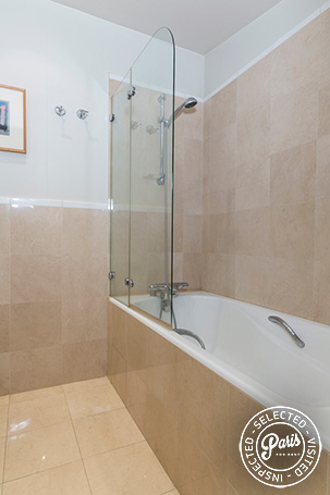 Bathtub with shower at Madeleine Terrace, vacation rental in Paris, Opera-Vendome
